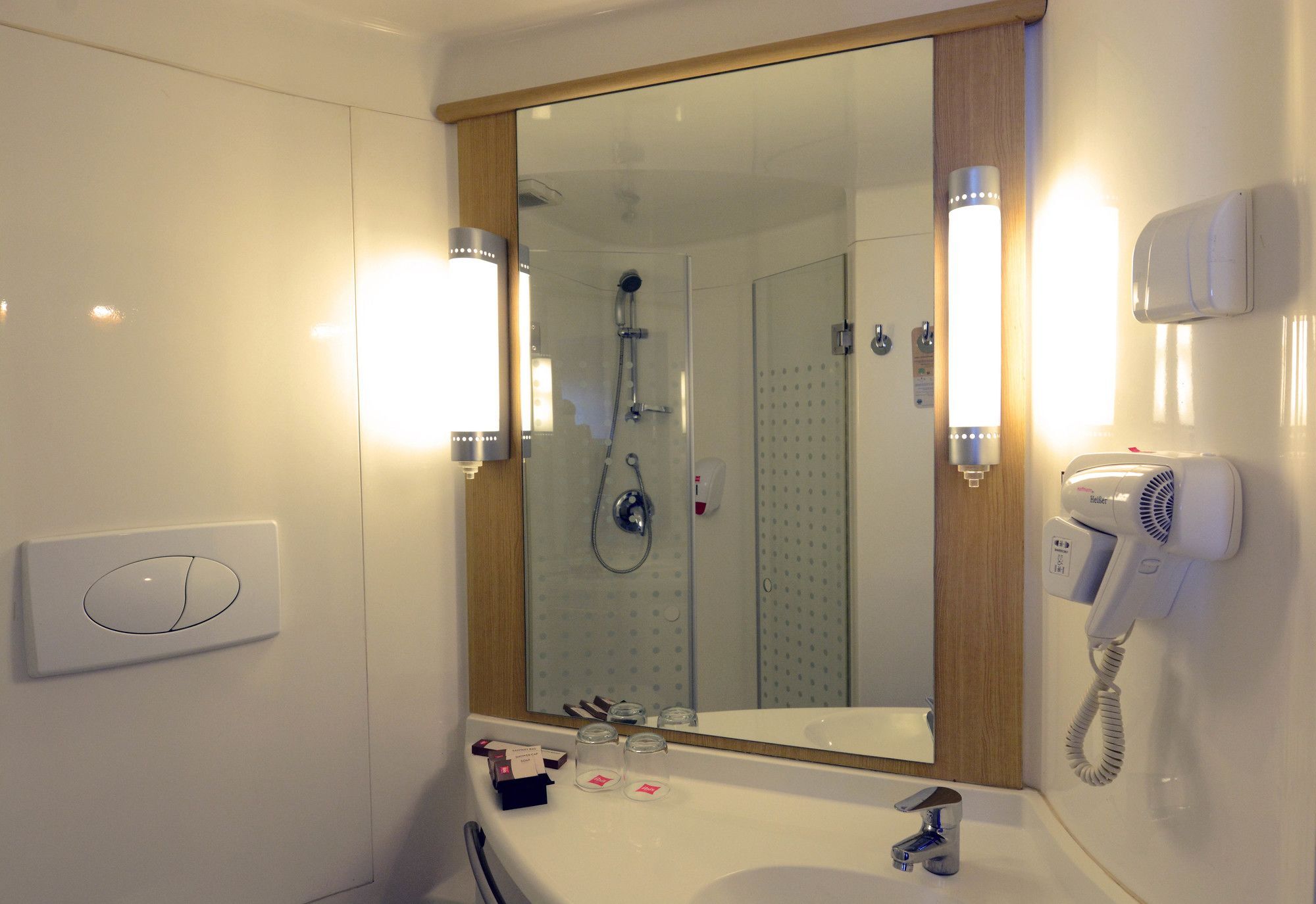 Ibis Gading Серпонг Екстериор снимка